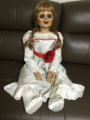 Опровержение фейка: Кукла Аннабель не сбежала из оккультного музея |  Ярко-синее красное поле | Дзен