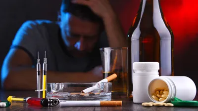Алкоголь, курение и наркотики удваивают риск заражения COVID-19 после  вакцинации - новости медицины