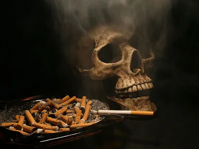 Человек курит сигарету · Бесплатные стоковые фото