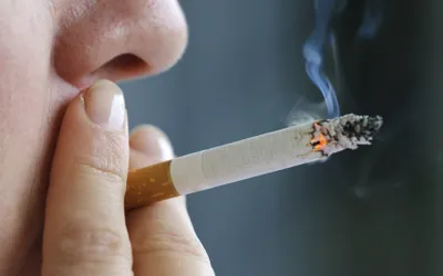 Как люди начинают курить? | Пикабу