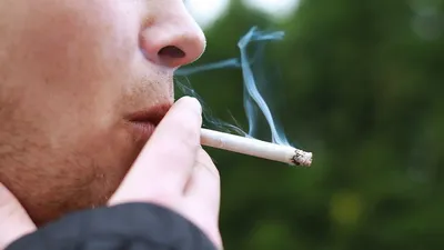 Человек курит сигарету и думает о …» — создано в Шедевруме
