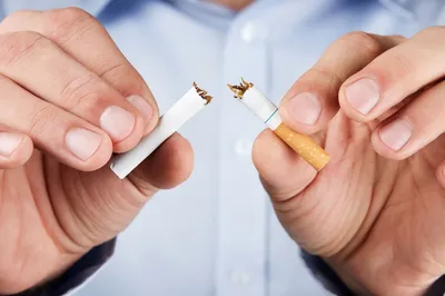 Обои на рабочий стол Девушка курит, держа в руке сигарету и выпуская со рта  зеленый дым, обои для рабочего стола, скачать обои, обои бесплатно