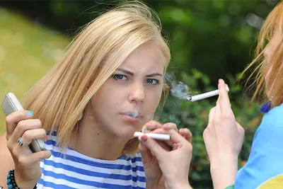 Женщина курит сигарету, всё в дыму…» — создано в Шедевруме