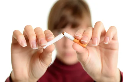 Женщина курит на лавочке На …» — создано в Шедевруме