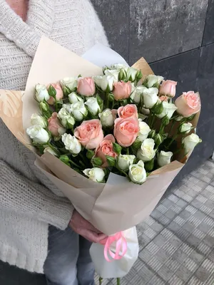 Кремовые кустовые розы в корзине (25 см) - купить в иртернет-магазине Rosa  Grand