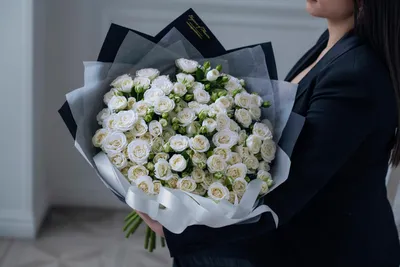 Букет из 3 нежно-розовых кустовых роз с доставкой в Санкт-Петербурге.