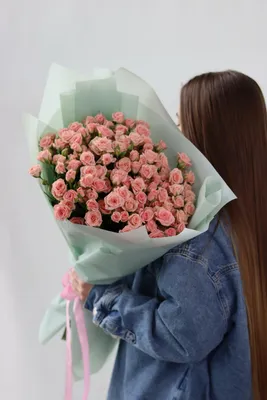 Букетик белых кустовых роз - с бесплатной доставкой по Москве