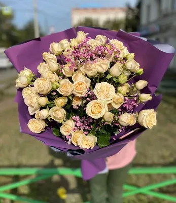Белые кустовые розы в бежевой упаковке - Доставкой цветов в Москве! 123513  товаров! Цены от 487 руб. Цветы Тут