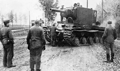 Трофейный советский танк КВ-2 в вермахте — военное фото