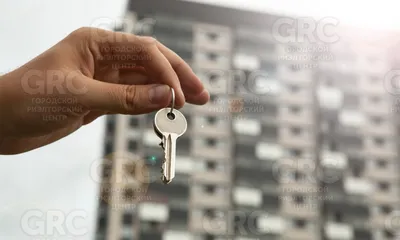 Ключ от квартиры в руке на фоне дома Стоковое Изображение - изображение  насчитывающей рука, концепция: 184382115