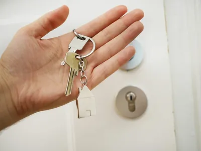 Ключи квартиры с ключом обманывают на покрашенной предпосылке Стоковое  Изображение - изображение насчитывающей свойство, металлическо: 145340099