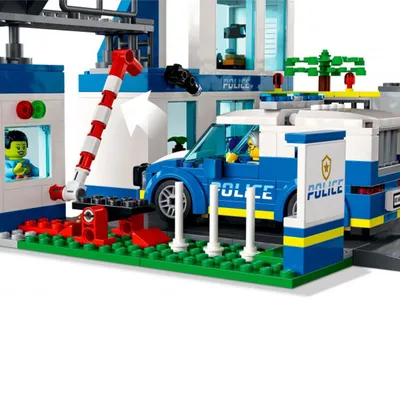 LEGO Icons \"Полицейский участок\" 10278