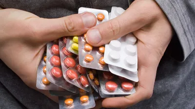 Лекарства: таблетки и капсулы Стоковое Изображение - изображение  насчитывающей таблетки, внимательность: 48704381