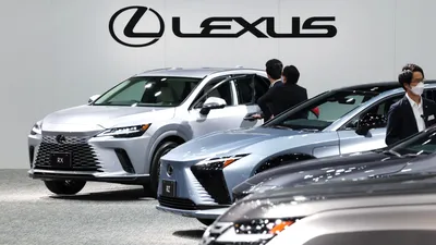 черный Lexus на дороге · Бесплатные стоковые фото