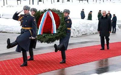 Владимир Путин почтил память жертв блокады Ленинграда - Российская газета