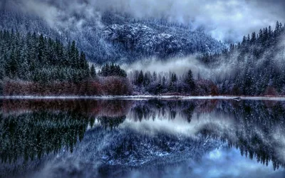 Картинка зимний лес туман в горах возле озера обои на рабочий стол