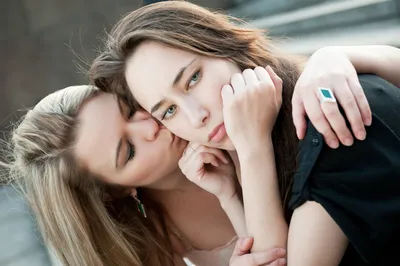 Любовь лесбиянок, молодые лесбиянки со своим ребенком Гомосексуалист  Стоковое Изображение - изображение насчитывающей аффекты, жизнерадостно:  130367825