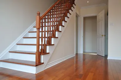 Интерьерная деревянная лестница на второй этаж - фото и цена
