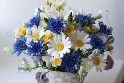 Купить букет цветов, летние букеты с бесплатной доставкой по Киеву, Лепестки
