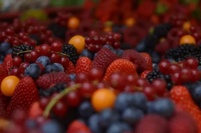Обои на телефон Фрукты, картинки фрукты и ягоды в воде | Zamanilka