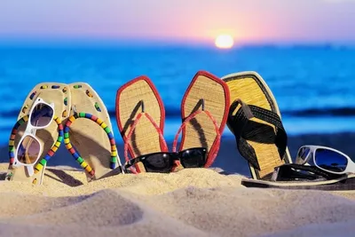 Фотографии лежат пляже Лето Море релакс девушка ног Руки Трое 3