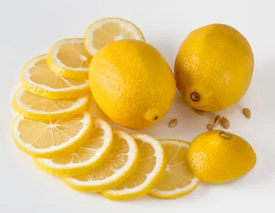 Лимоны на белом фоне стоковое фото. изображение насчитывающей зеленый -  205486824