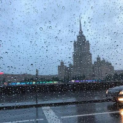 Дождь падает на окно с текстом „я люблю падать уснувший к звуку дождя „  Стоковое Изображение - изображение насчитывающей влюбленность, остальные:  132669875
