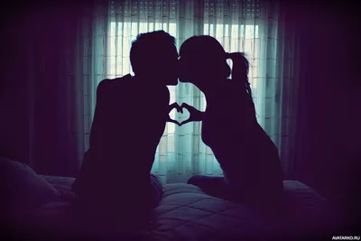 Силуэты целующихся парня и девушки с сердцем из рук — Фото на аву | Силуэт,  Романтические пары, Романтические фото