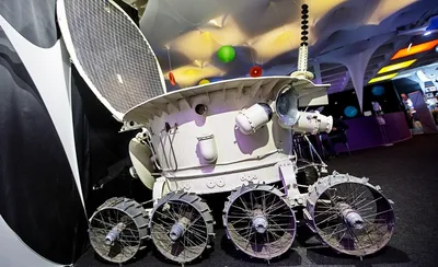 Китайский луноход обнаружил на Луне «таинственную хижину» и движется к ней  - Quto.ru