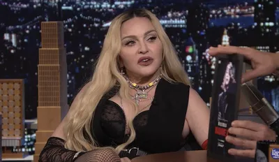 63-летняя Мадонна оголилась в прямом эфире на ТВ и показала всем свою  накаченную попу. Ведущий шоу был в шоке! – POPCAKE