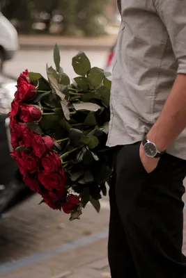 Мужчина с цветами | Парни с цветами, Букет из роз, Красные розы