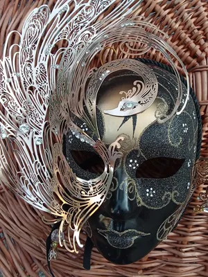 Карнавальные маски с бисером на фоне гранж :: Стоковая фотография ::  Pixel-Shot Studio