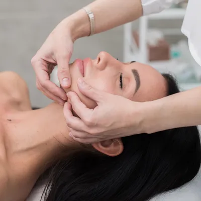 Классический массаж лица: цена сеанса в Москве в клинике у профессиональных  косметологов, техника выполнения
