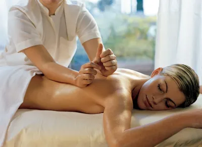 Лечебный массаж спины в СПб: цены на медицинский лечебный массаж в  приморском районе
