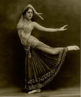 Соблазнительные танцы Маты Хари: редкие снимки начала 20 века
