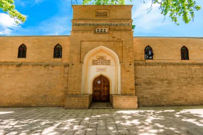 File:Подсветка мечети им. Шейха Мансура.jpg - Wikimedia Commons