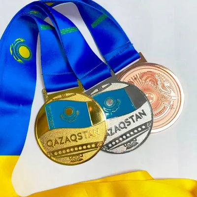 Золотая медаль, изолированная на белом с пустым лицом для текстовой  концепции за победу или успех | Премиум Фото