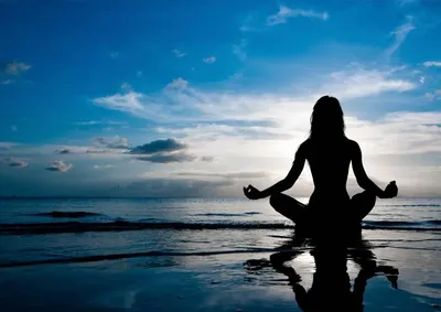Медитация йога женщина | Премиум Фото