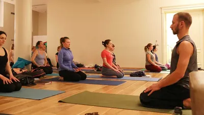 Йога и медитация обучения женщин в бассейне отеля Blue Lotus йоги Стоковое  Изображение - изображение насчитывающей работать, бобра: 210360527