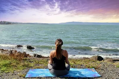 Зарядье» для любителей йоги: медитация с чашами, йога на парящем мосту и  под живую музыку — Новости МУФ-2023