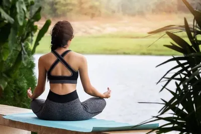 Йога от стресса и напряжения — упражнения, рекомендации и медитация для  снятия тревожности, депрессии, стрессов