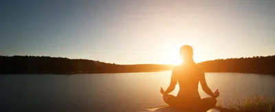 Медитация Zen и фон для отдыха. Figurine Будды на пустой спокойною синий  фон Стоковое Изображение - изображение насчитывающей лотос, ослабьте:  199058631