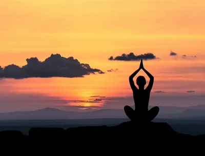 Женщина в медитации йоги с наушниками на пляже Стоковое Изображение -  изображение насчитывающей затишье, свобода: 183039801