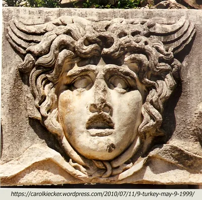 В Нью-Йорке установили статую Медузы Горгоны c головой Персея в руках