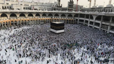 Мекки в мекке. Саудовская Аравия. Мусульманские паломники во время молитвы.  Редакционное Фото - изображение насчитывающей мухаммед, бог: 175917251