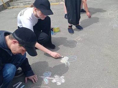 Мы рисуем мелом на асфальте «Салют, Победа!» — Новости и события —  Сургутский центр социальной помощи семье и детям