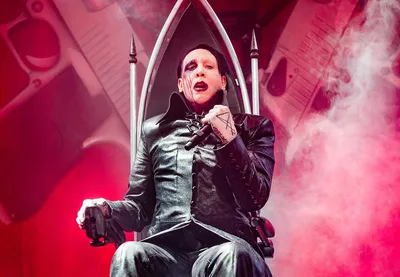 Обои на рабочий стол Marilyn Manson Мэрлин Мэнсон закатывает рукава, обои  для рабочего стола, скачать обои, обои бесплатно