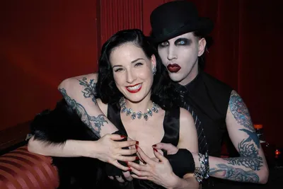 Обои на рабочий стол Marilyn Manson / Мэрли Менсон держит Диту фон Тиз /  Dita Von Teese за грудь, обои для рабочего стола, скачать обои, обои  бесплатно