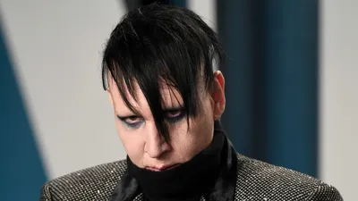 Marilyn Manson в красной шляпе - обои для рабочего стола, картинки, фото