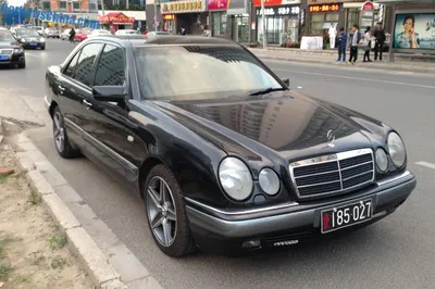 Купить б/у Mercedes-Benz E-Класс II (W210, S210) 280 2.8 AT (193 л.с.)  бензин автомат в Москве: чёрный Мерседес-Бенц Е-класс II (W210, S210) седан  1996 года на Авто.ру ID 1115723672